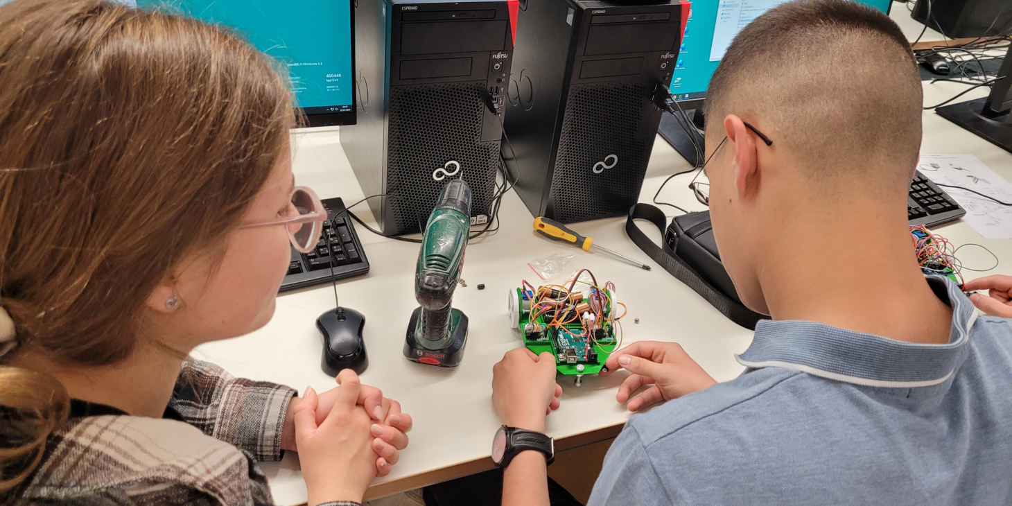 Die Projektteilnehmen bringen die optischen Sensoren an.