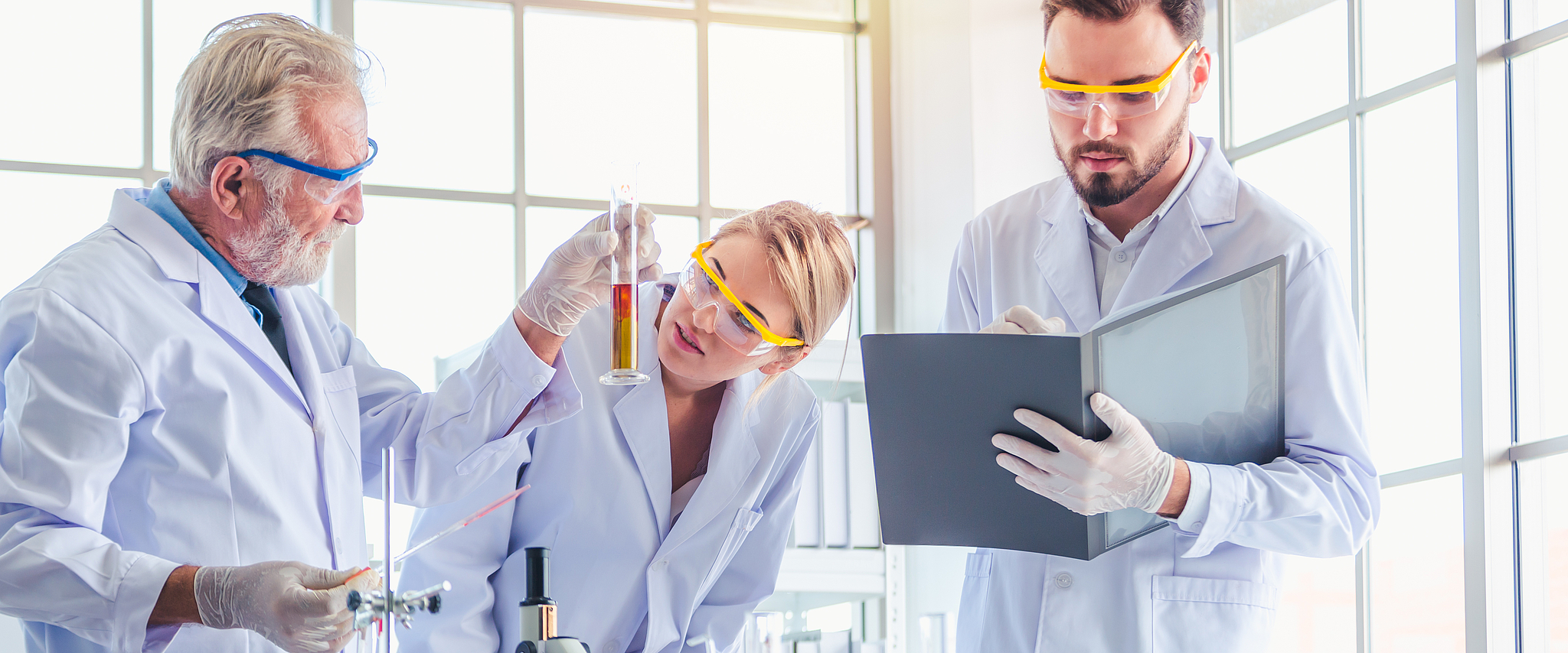 Ausbilder und Studierender bei Labor Arbeit