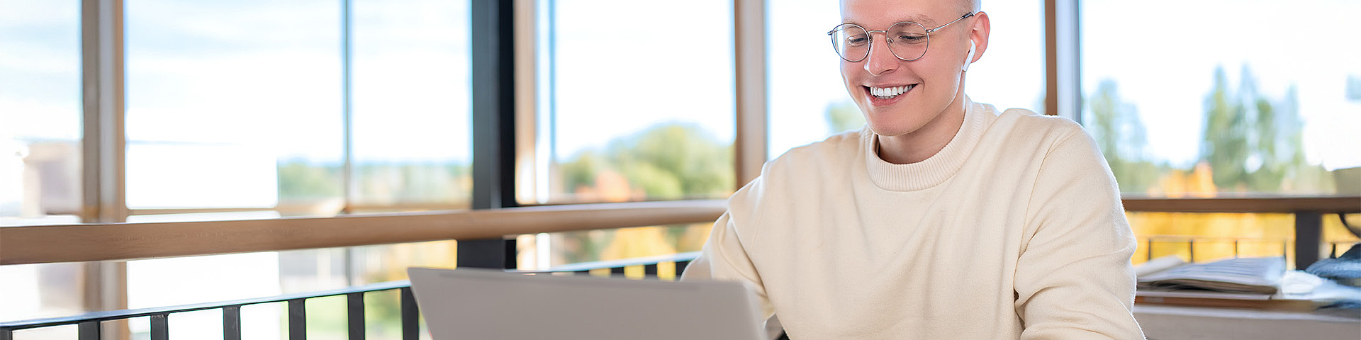 Student sitzt am Laptop und ist im Online-Gespräch