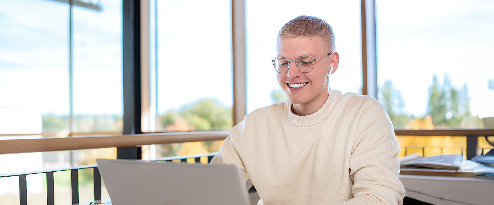 Student sitzt am Laptop und ist im Online-Gespräch