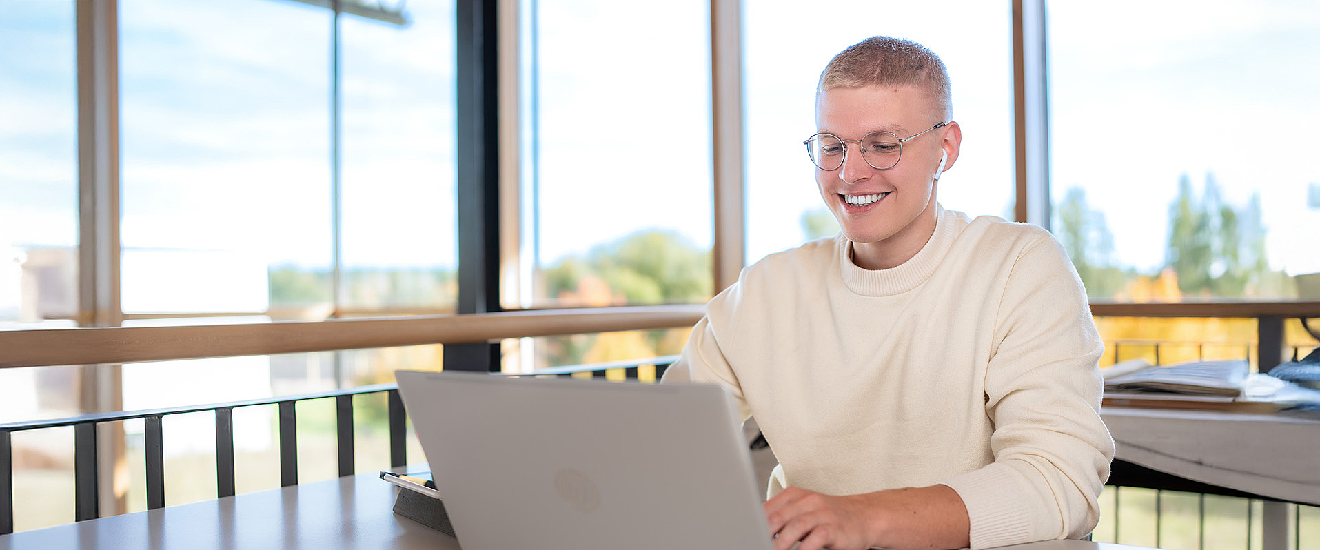 Student sitzt am Laptop und ist im Online-Gespräch
