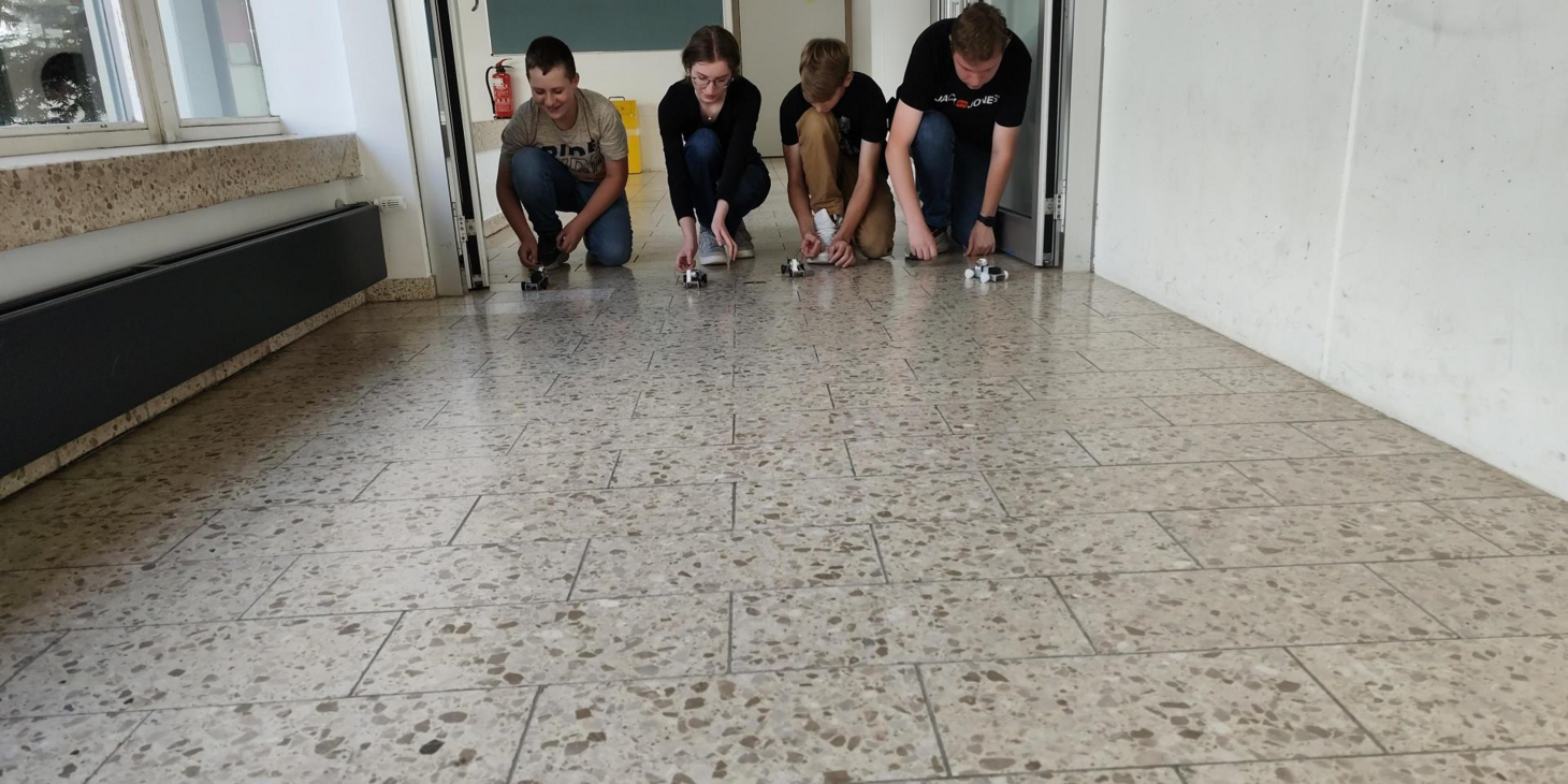 Die Schülerinnen und Schüler lassen ihr fertigen Autos zum Wettrennen antreten.