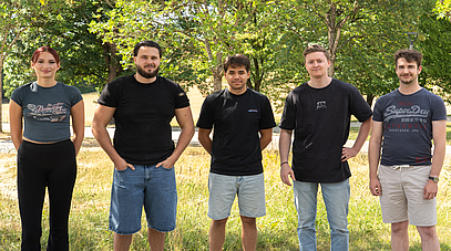 Gruppenfoto der Projektgruppe "Automatisiertes Gewächshaus mit KI-Unterstützung"