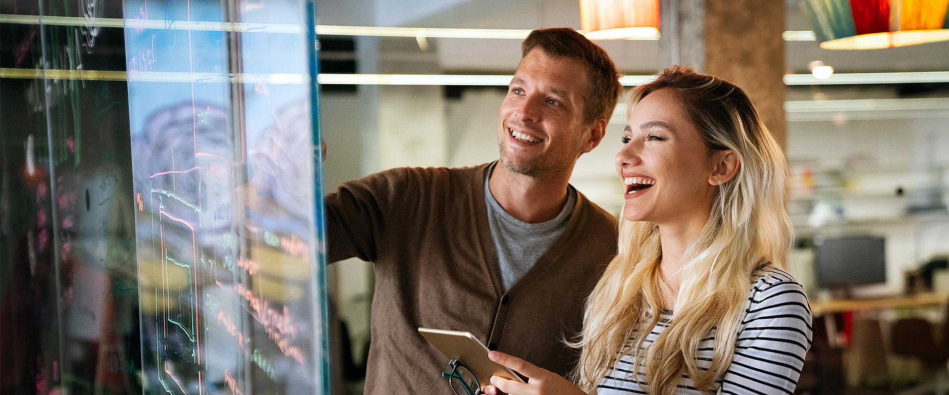 Marketing, transparentes Whiteboard, Lachen 2-Personen