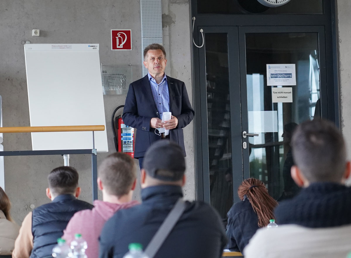 Dekan Hubert Hempter bei der Erstsemesterbegruessung