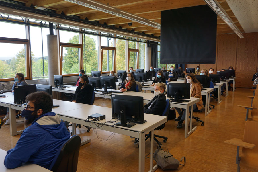 Bild von Studenten mit Maske im PC Pool 