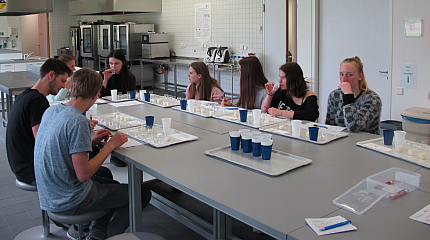 bbschule18-240x430 Bild des Schulbesuchs im Labor für Lebensmittelverarbeitung und Sensorik