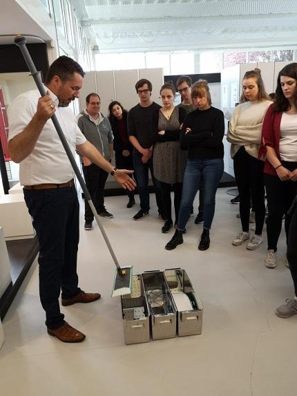 Studenten besuchen mit Prof. Dr. Andreas Schmid die Firma Kemmlit Bauelemente GmbH in Dußlingen