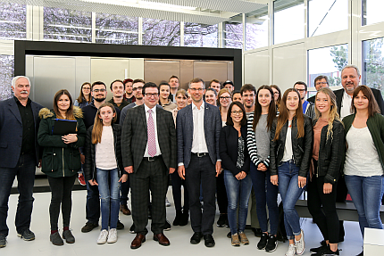 Studenten besuchen mit Prof. Dr. Andreas Schmid die Firma Kemmlit Bauelemente GmbH in Dußlingen