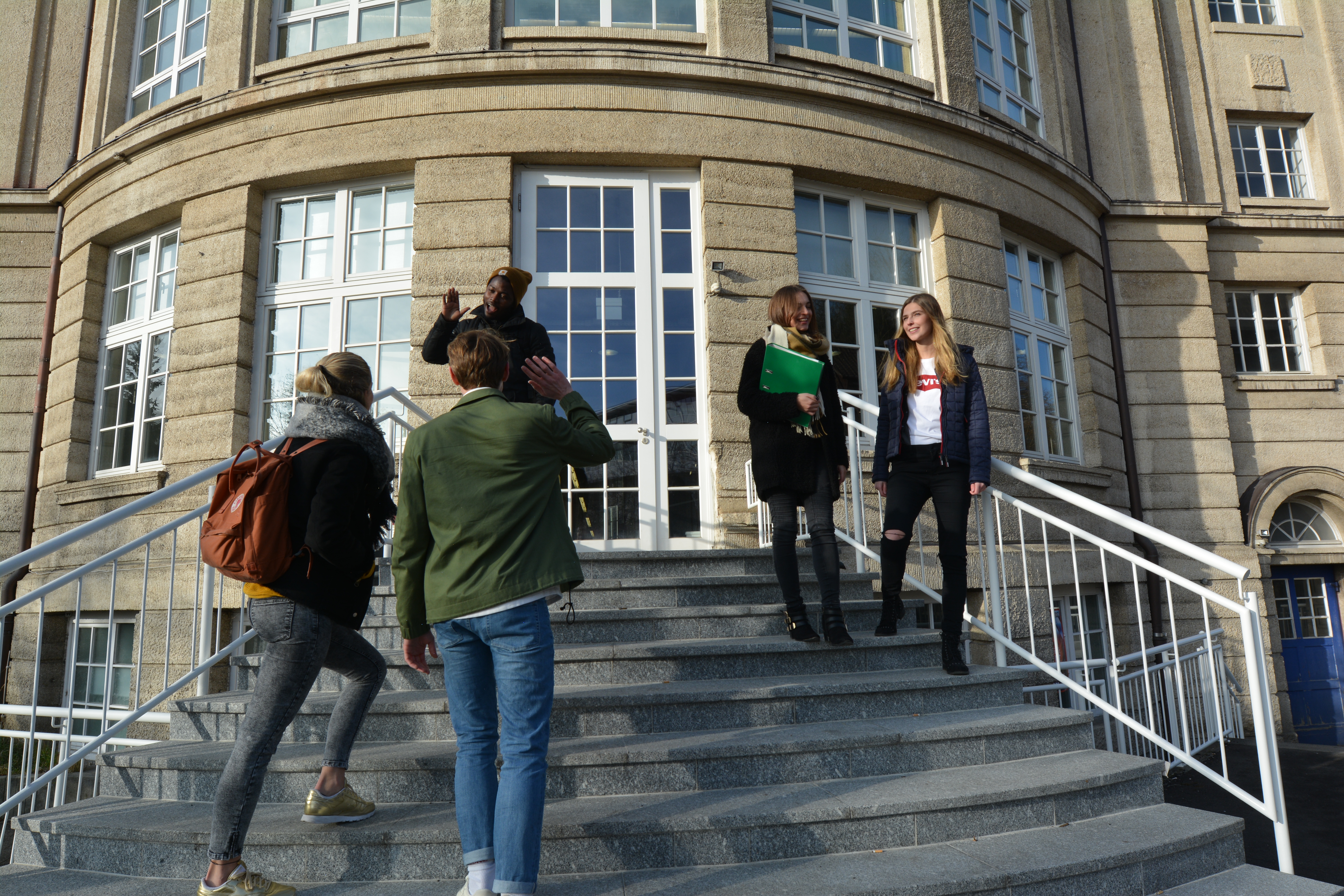 Studenten vor dem Haux Gebäude | Hochschule Albstadt-Sigmaringen
