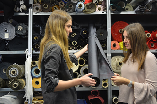Studierende des Studiengangs Textil- und Bekleidungstechnologie