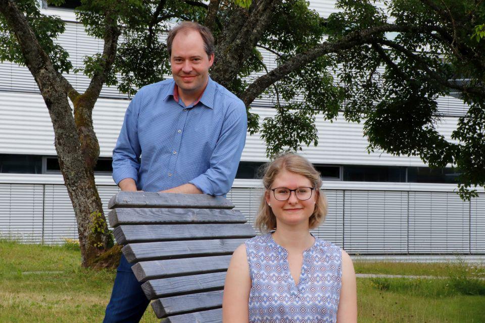 Prof. Dr. David Drissner (Professor im Bereich Lebensmittelsicherheit und Lebensmittelmikrobiologie an der HS Albstadt-Sigmaringen) und Lisa Weißer (Studentin im Masterstudiengang Biomedical Sciences)