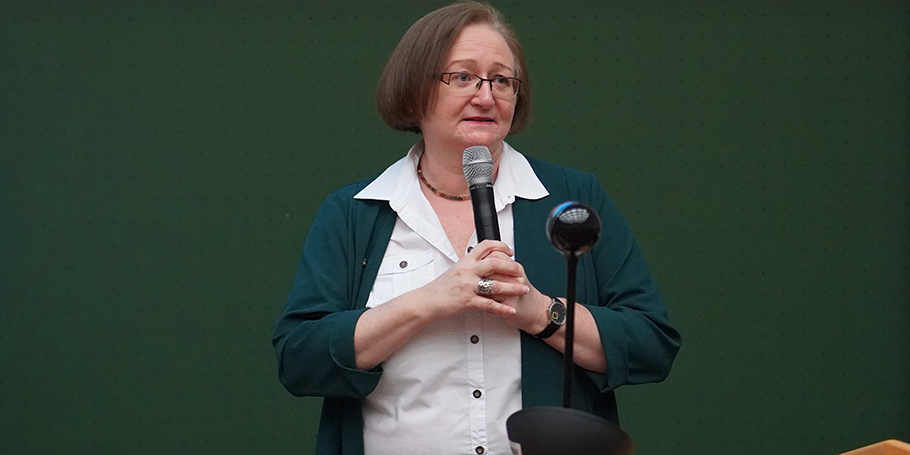 Rektorin Dr. Ingeborg Mühldorfer begrüßt die Erstsemester fakultätsweise.